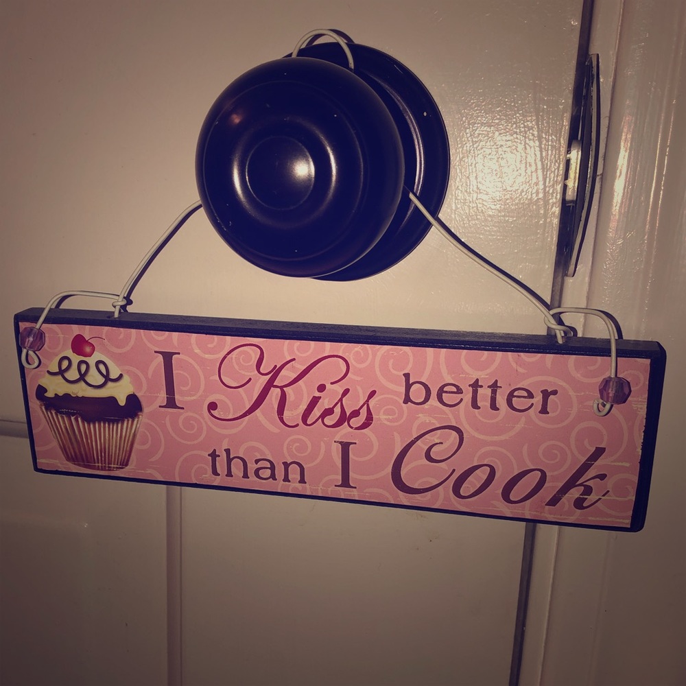 “I Kiss Better Than I Cook” sign 🧁